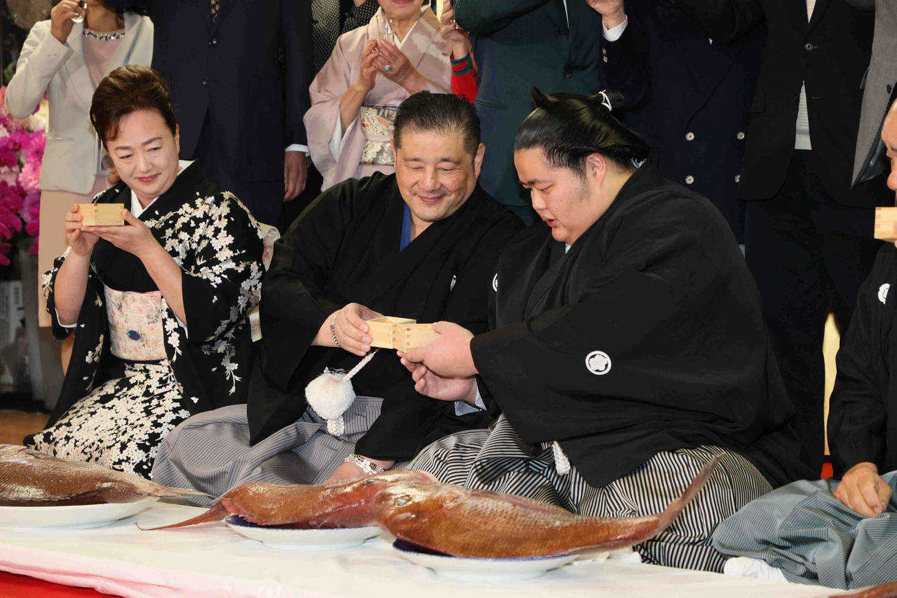 大関昇進の伝達式後、乾杯する琴ノ若（右）と佐渡ケ嶽親方（中央）（代表撮影）