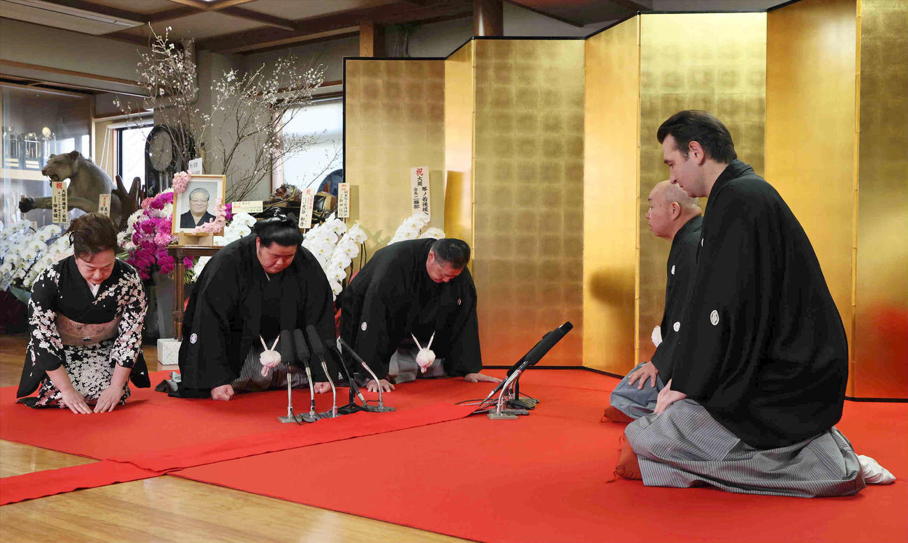 大関昇進を伝達される琴ノ若（左から2人目）。同3人目は佐渡ケ嶽親方（代表撮影）