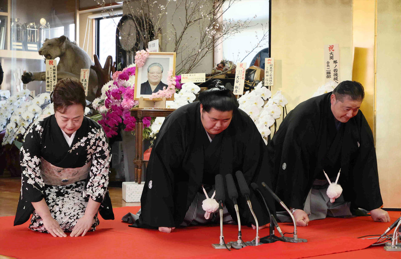 大関昇進の伝達式で口上を述べる琴ノ若（中央）。右は佐渡ケ嶽親方（代表撮影）