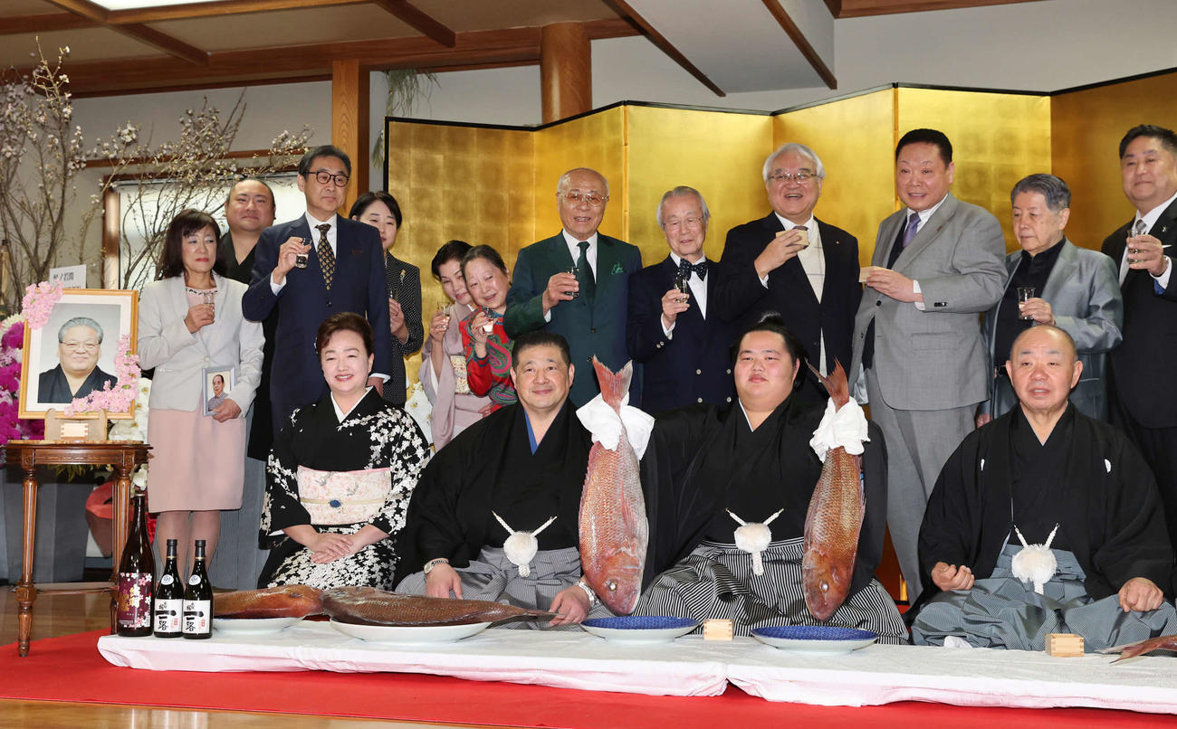 お祝いのタイを手にする琴ノ若（前列右から2人目）。同3人目は佐渡ケ嶽親方（代表撮影）