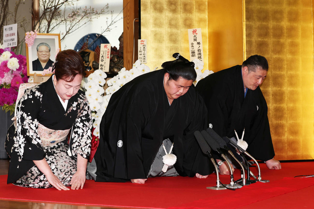 祖父で先代佐渡ケ嶽親方の元横綱琴桜の遺影の前で、大関昇進の口上を述べる琴ノ若（中央）。右は佐渡ケ嶽親方（代表撮影）