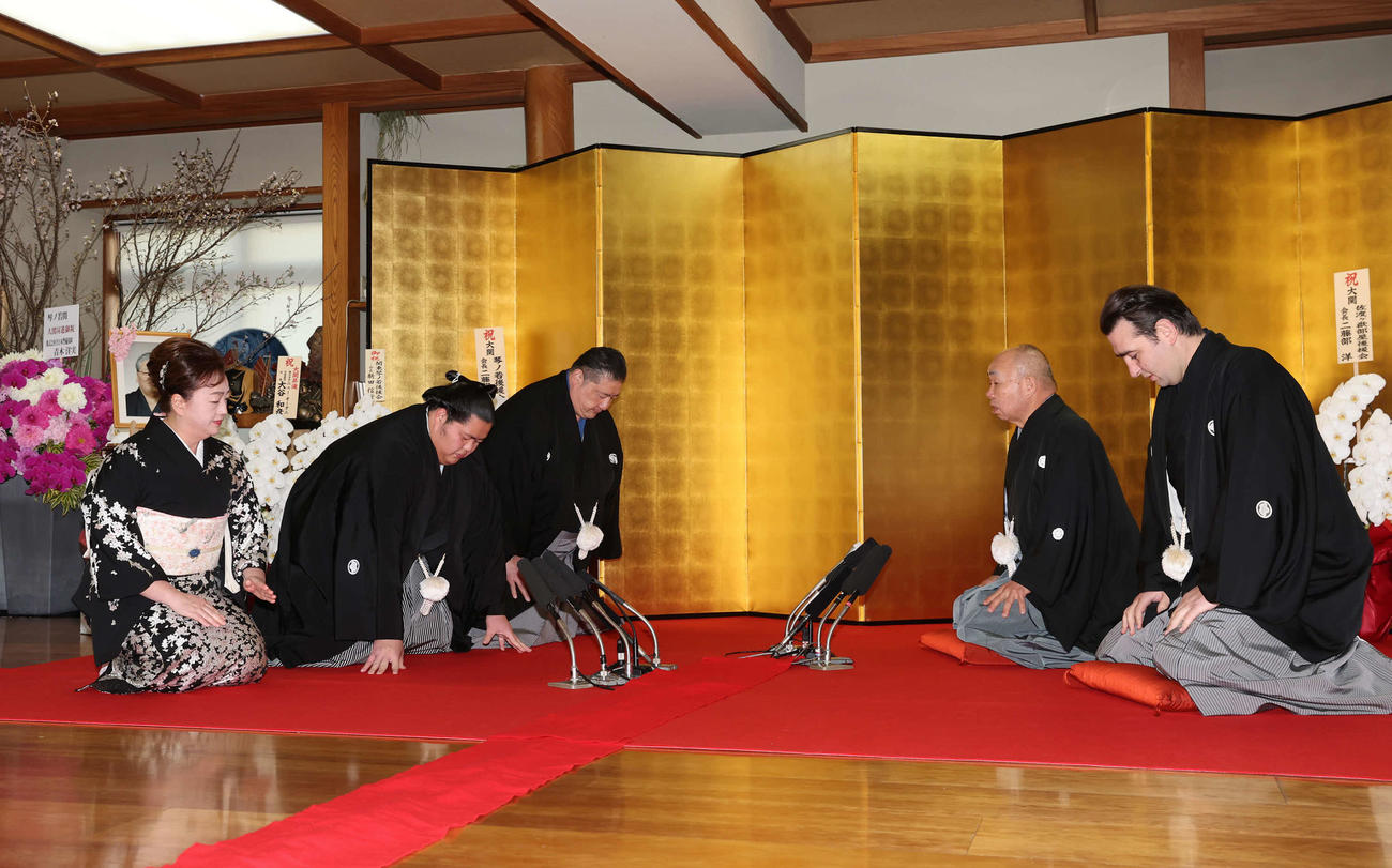 大関昇進の伝達を受ける琴ノ若（左から2人目）。同3人目は佐渡ケ嶽親方（代表撮影）