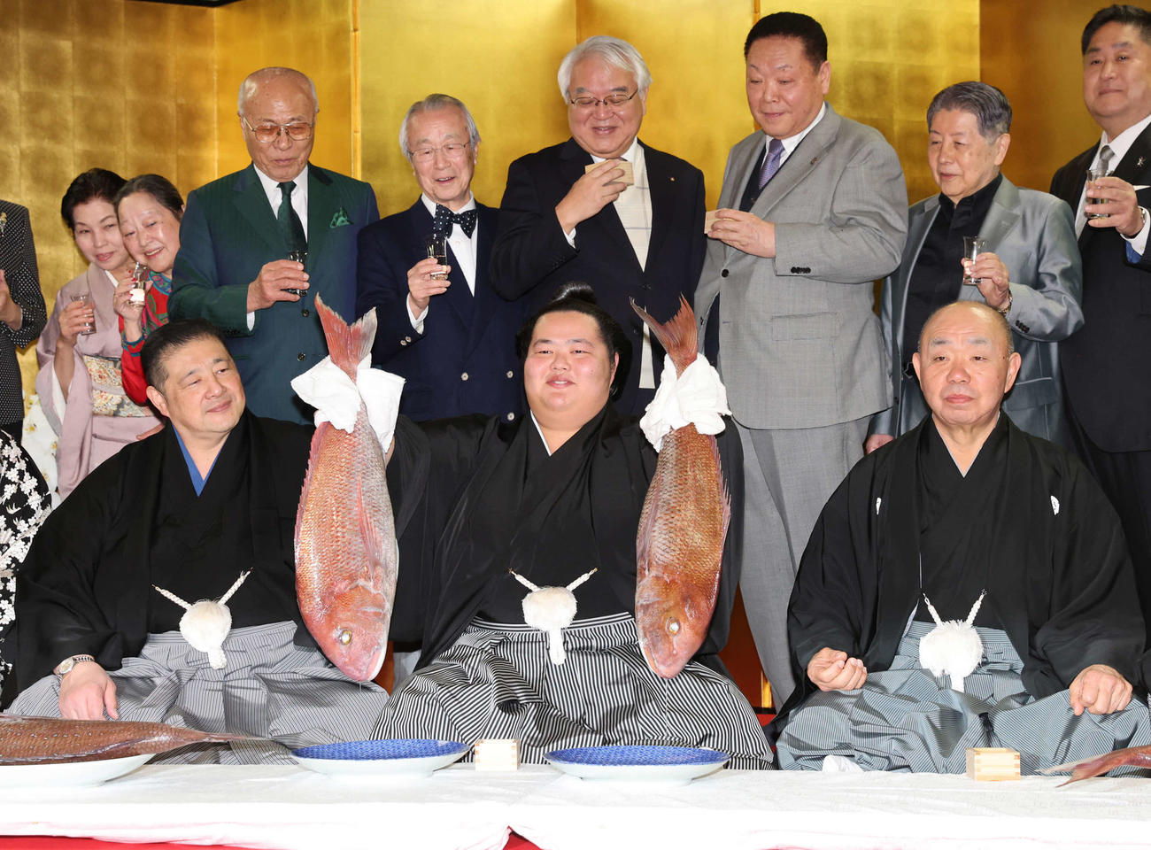 大関昇進を果たし、お祝いのタイを手にする琴ノ若（前列中央）。同左は佐渡ケ嶽親方（代表撮影）