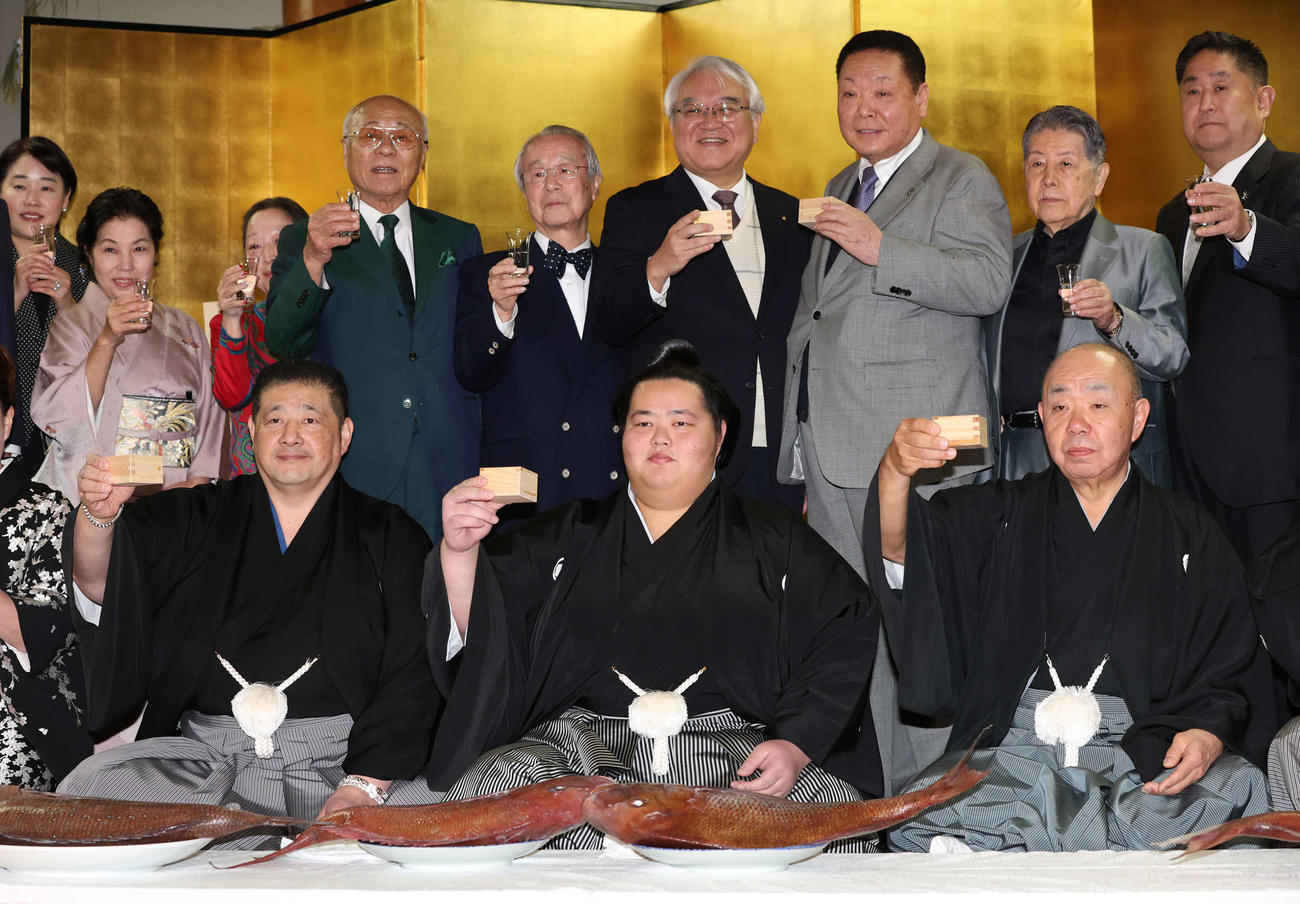 大関昇進を果たし乾杯する琴ノ若（前列中央）。同左は佐渡ケ嶽親方（代表撮影）