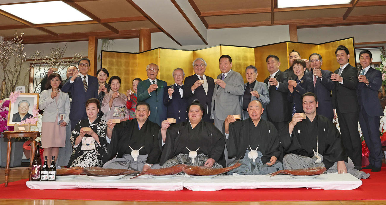 大関昇進の伝達式を終え乾杯する、前列左からおかみさんの真千子さん、佐渡ケ嶽親方、琴ノ若、花籠理事、鳴門審判委員（代表撮影）