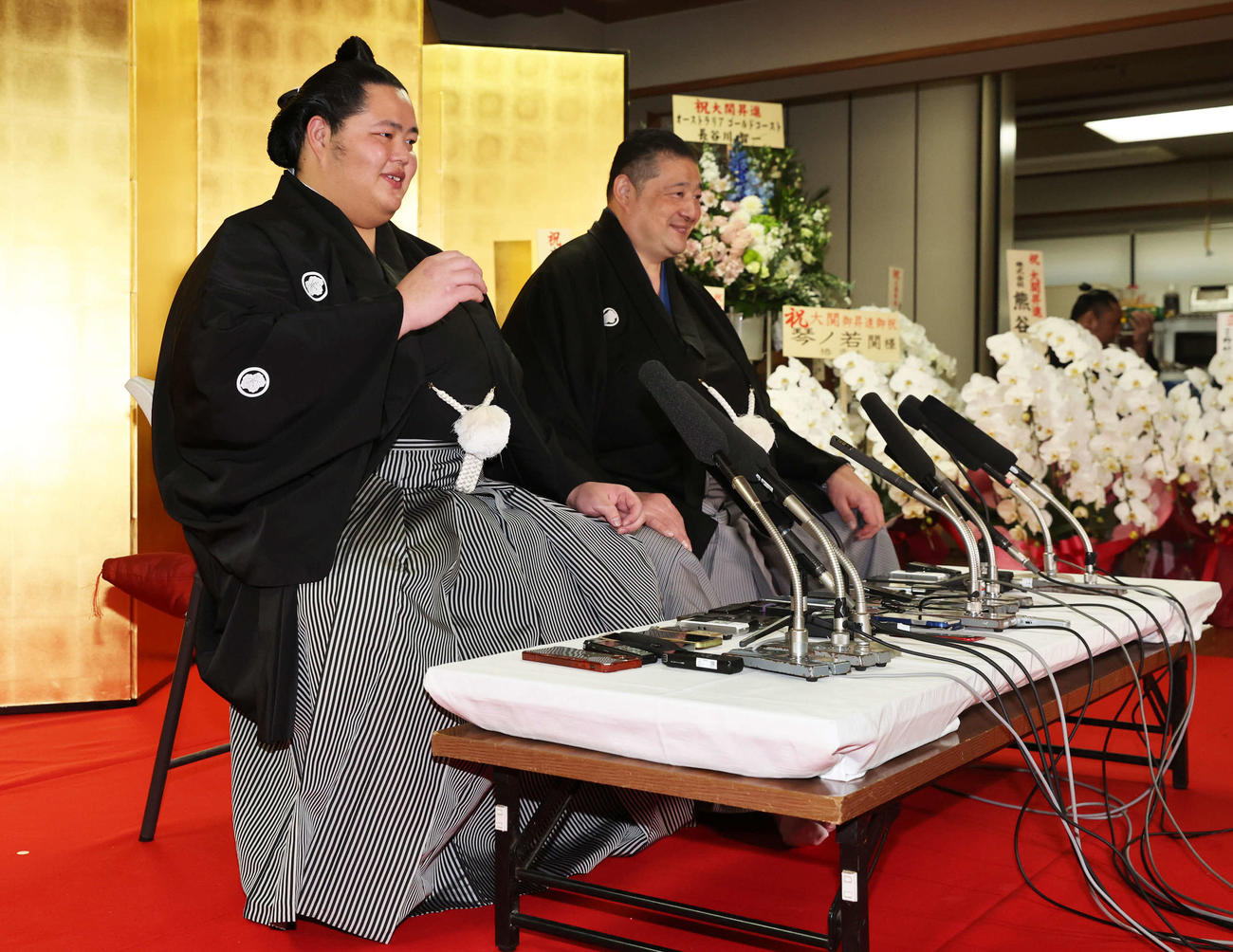 大関昇進の伝達式を終え笑顔で記者会見をする琴ノ若（左）と佐渡ケ嶽親方（代表撮影）