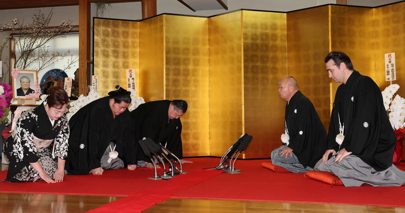 大関昇進の伝達式で口上を述べる琴ノ若（左から2人目）。左からおかみさんの真千子さん、1人おいて佐渡ケ嶽親方、花籠理事、鳴門審判委員（代表撮影）
