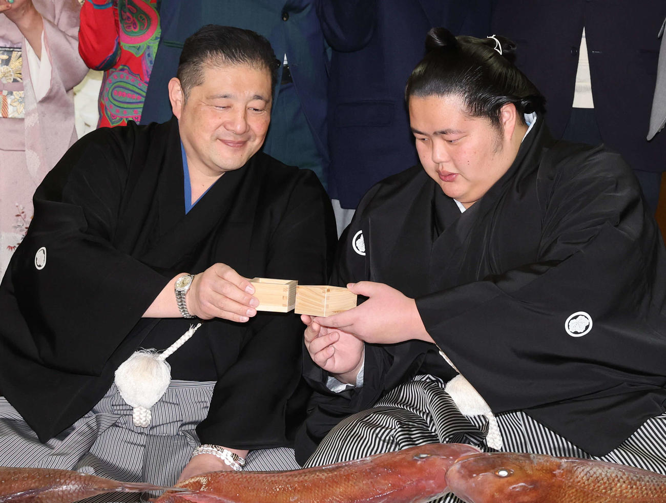 大関昇進の伝達式を終え乾杯する琴ノ若（右）と佐渡ケ嶽親方（代表撮影）