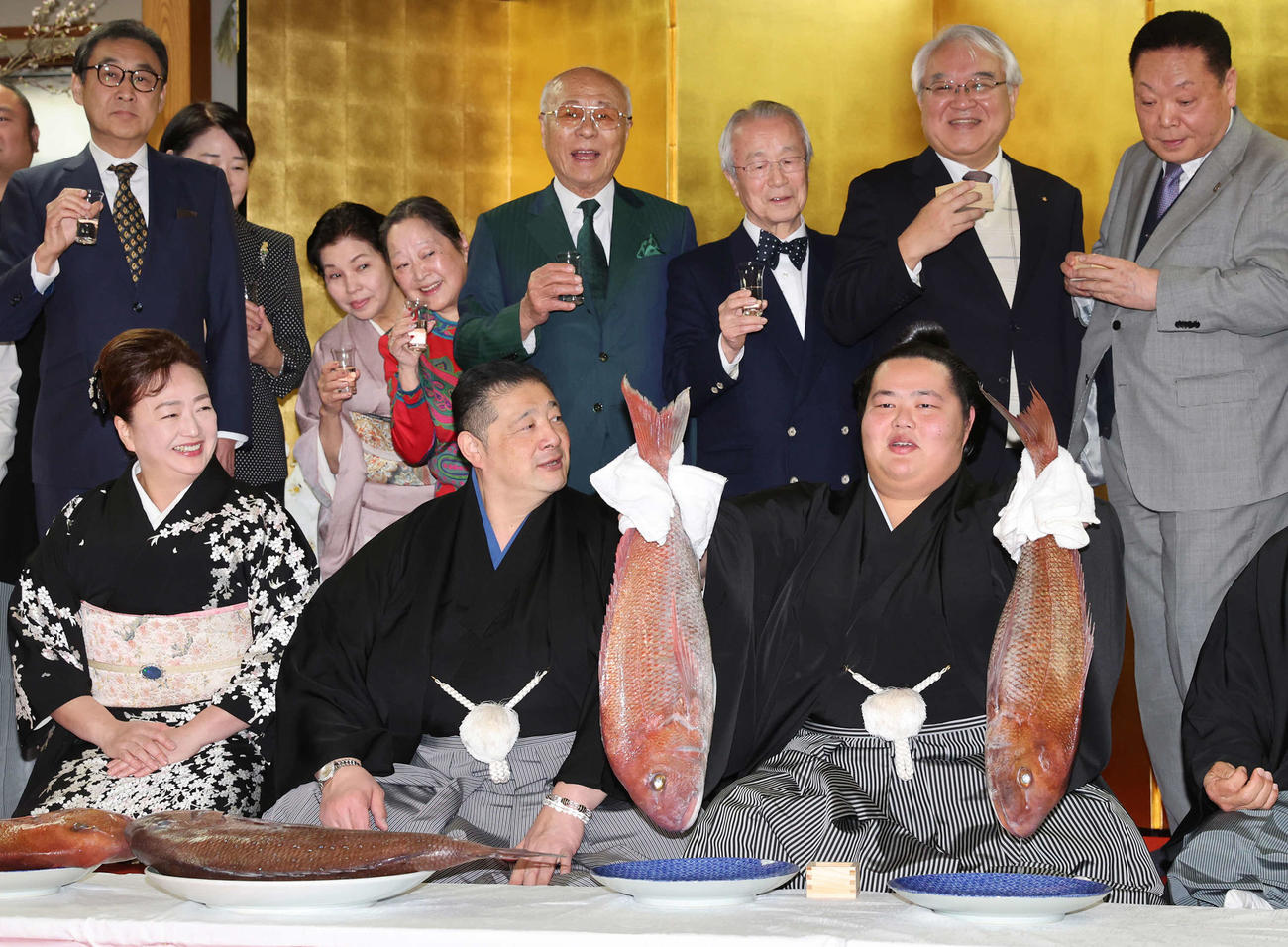 大関昇進を果たし、お祝いのタイを手にする琴ノ若（前列右）。同中央は佐渡ケ嶽親方（代表撮影）