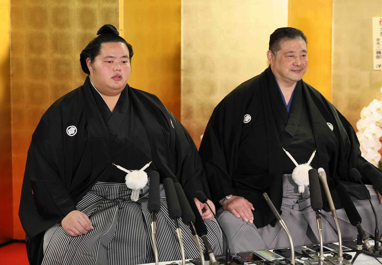 大関昇進の伝達式後、記者会見する琴ノ若（左）と佐渡ケ嶽親方（代表撮影）