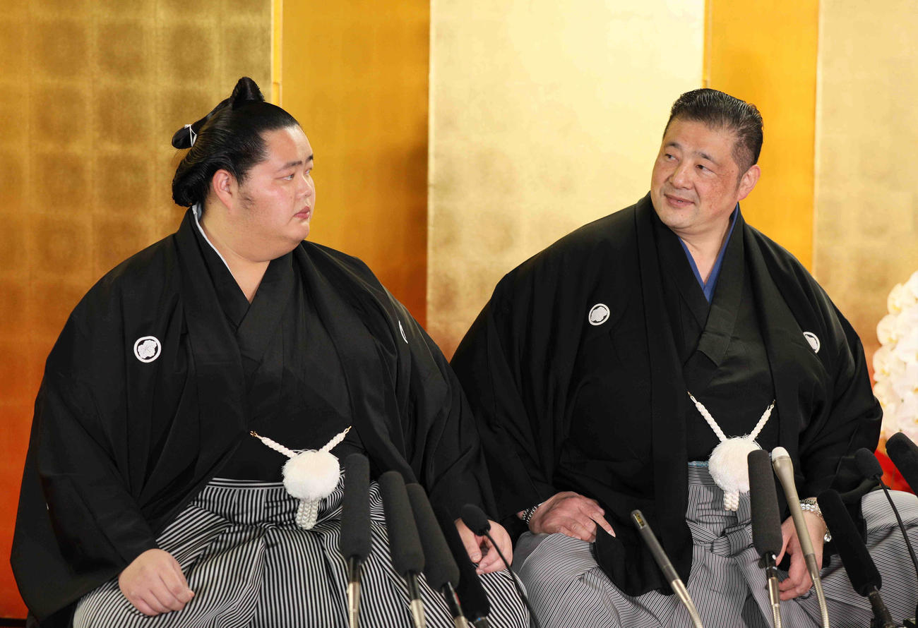 大関昇進の伝達式後、記者会見する琴ノ若（左）と佐渡ケ嶽親方（代表撮影）