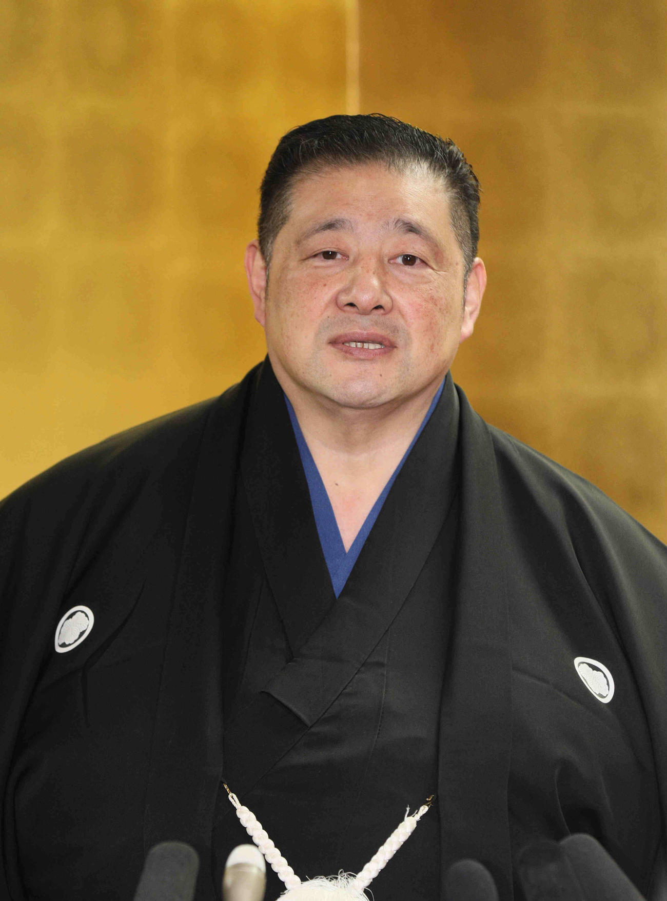 大関昇進の伝達式後、記者会見する佐渡ケ嶽親方（代表撮影）