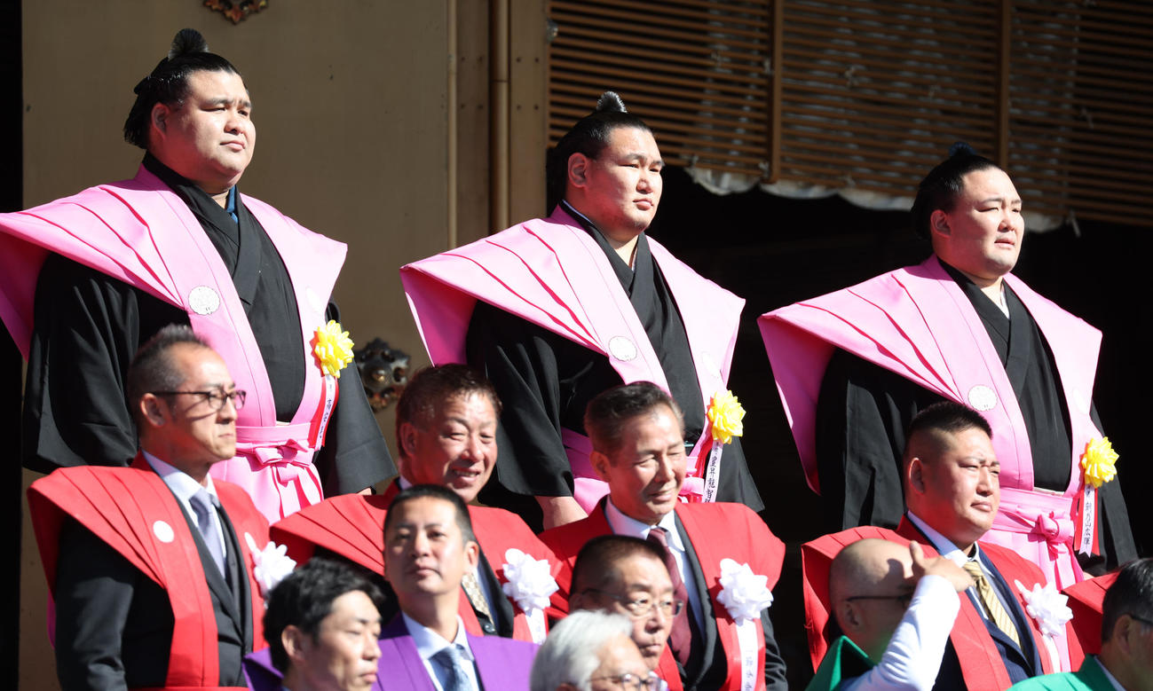 千葉・成田山新勝寺節分会での豆まきで記念撮影をする、左から高安、豊昇龍、朝乃山（撮影・中島郁夫）
