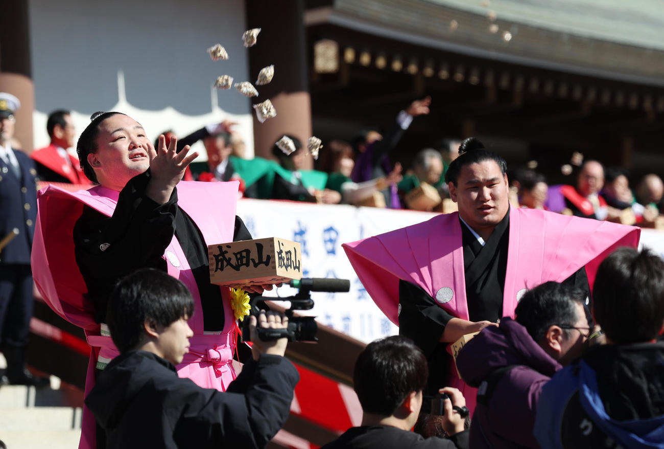 千葉・成田山新勝寺節分会で恒例の豆まきをする朝乃山（左）と豊昇龍（撮影・中島郁夫）