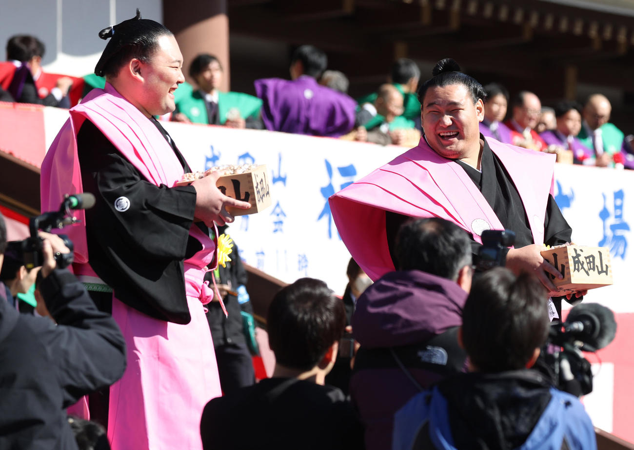 千葉・成田山新勝寺節分会で恒例の豆まきをする朝乃山（左）と豊昇龍（撮影・中島郁夫）