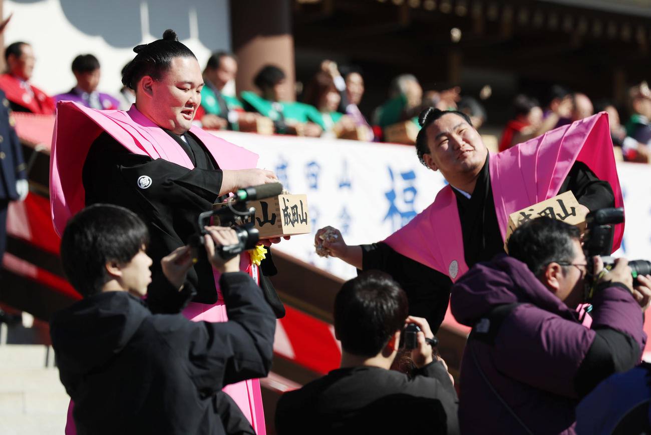 千葉・成田山新勝寺節分会で恒例の豆まきをする朝乃山（左）と豊昇龍（撮影・中島郁夫）