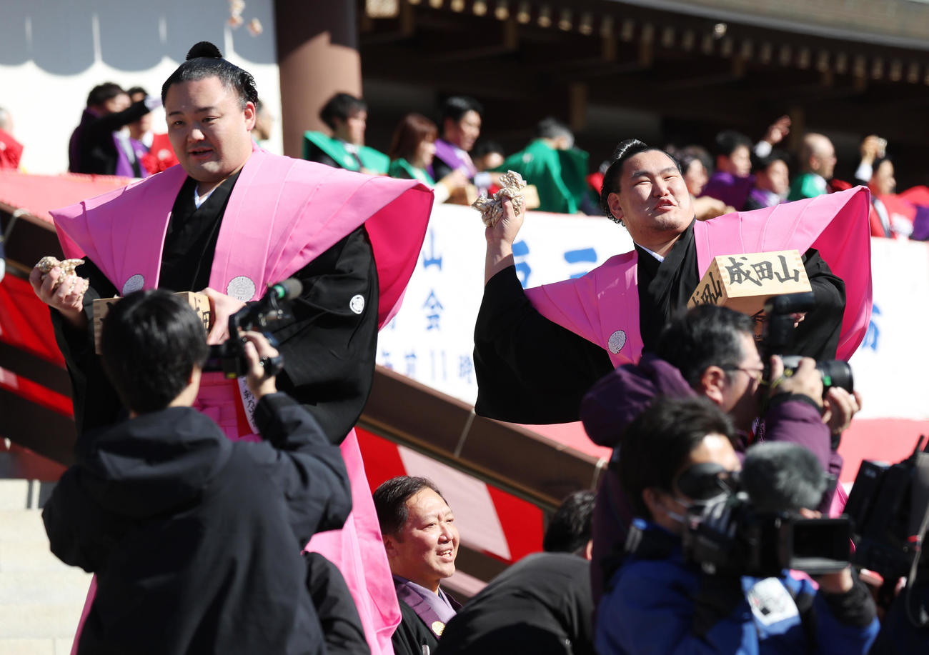 千葉・成田山新勝寺節分会で恒例の豆まきをする朝乃山（左）と豊昇龍（撮影・中島郁夫）
