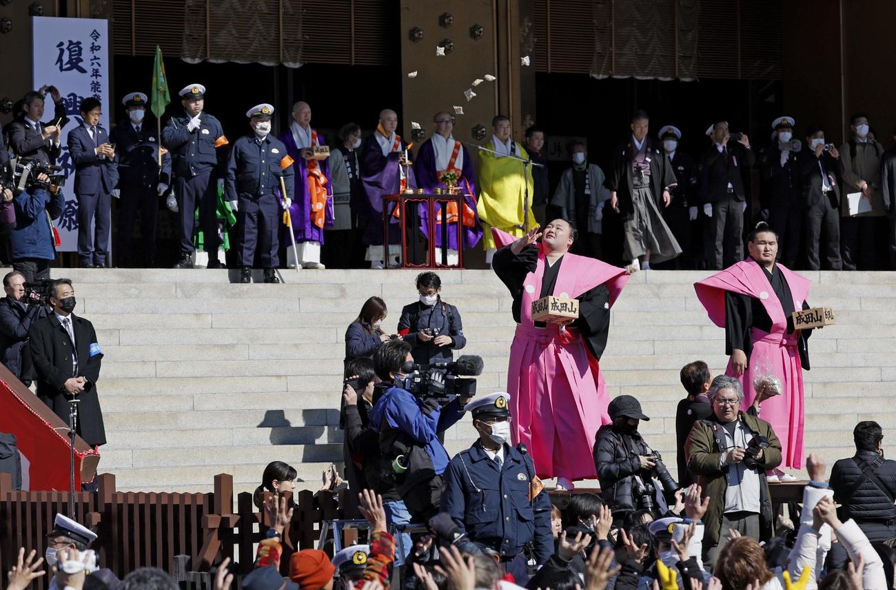 成田山新勝寺の節分会で豆をまく大相撲の朝乃山（右から2人目）と大関豊昇龍（共同）