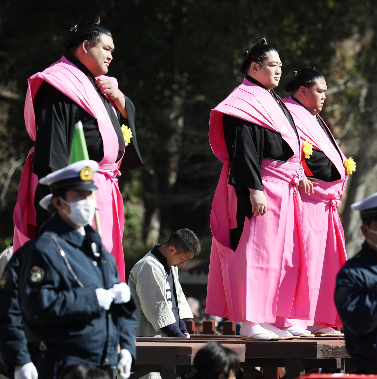 千葉・成田山新勝寺節分会で恒例の豆まきをする、左から高安、遠藤、御嶽海（撮影・中島郁夫）