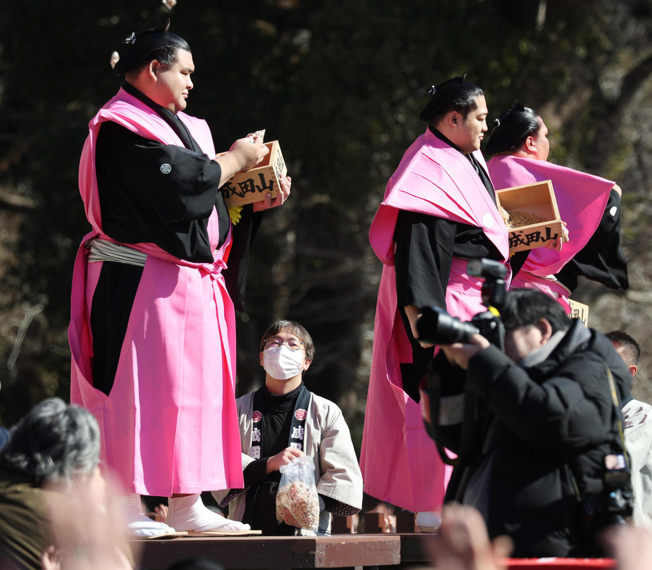 千葉・成田山新勝寺節分会で恒例の豆まきをする、左から高安、遠藤、御嶽海（撮影・中島郁夫）