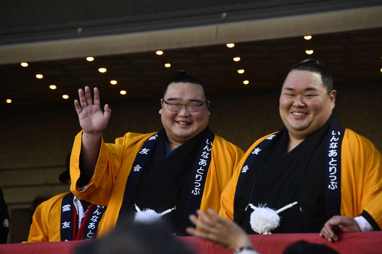 東京・霊友会釈迦（しゃか）殿での節分会に参加した白熊（左）と友風（撮影・平山連）
