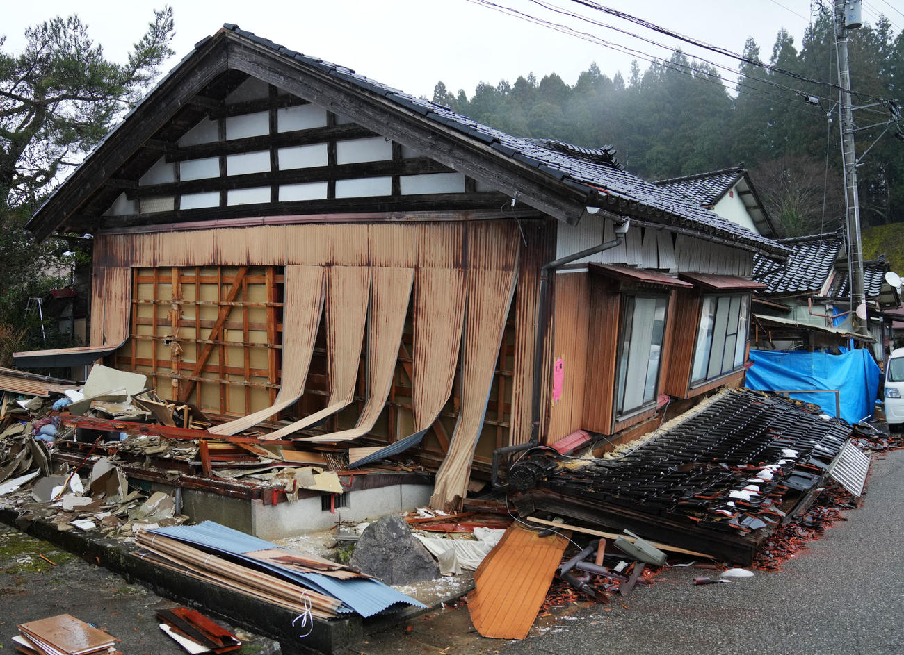 能登半島地震で震度6強の地震が起きた石川県穴水町、家が崩れ1階は跡形もなく押しつぶされていた＝2024年1月17日