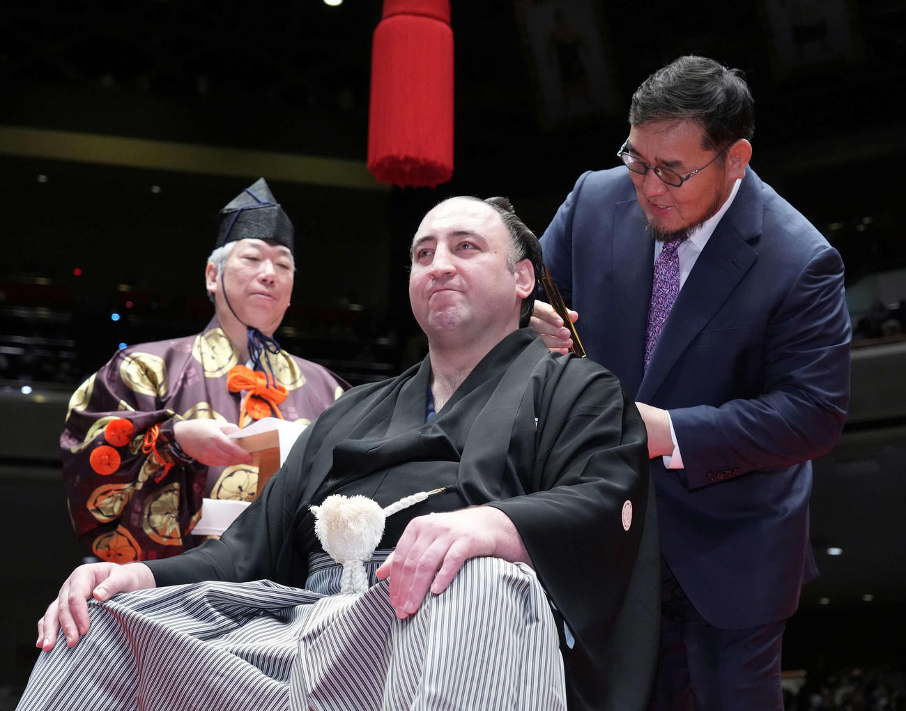 元横綱の朝青龍明徳氏（右）にはさみを入れてもらう栃ノ心（撮影・小沢裕）