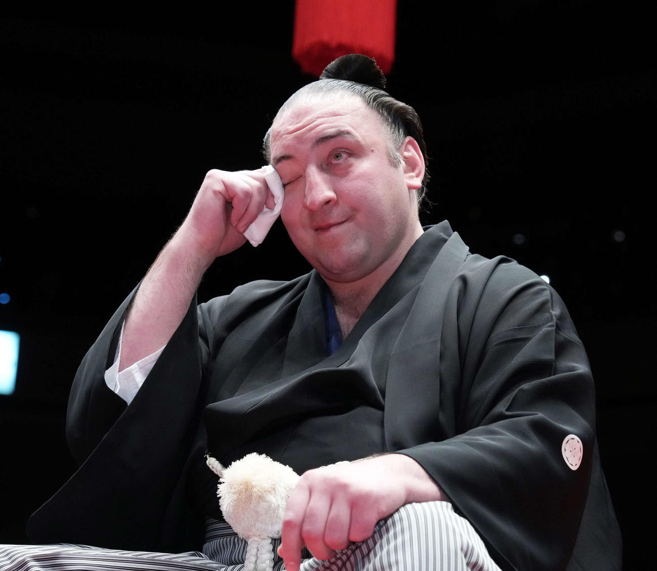 ハンカチで目頭をぬぐう栃ノ心（撮影・小沢裕）