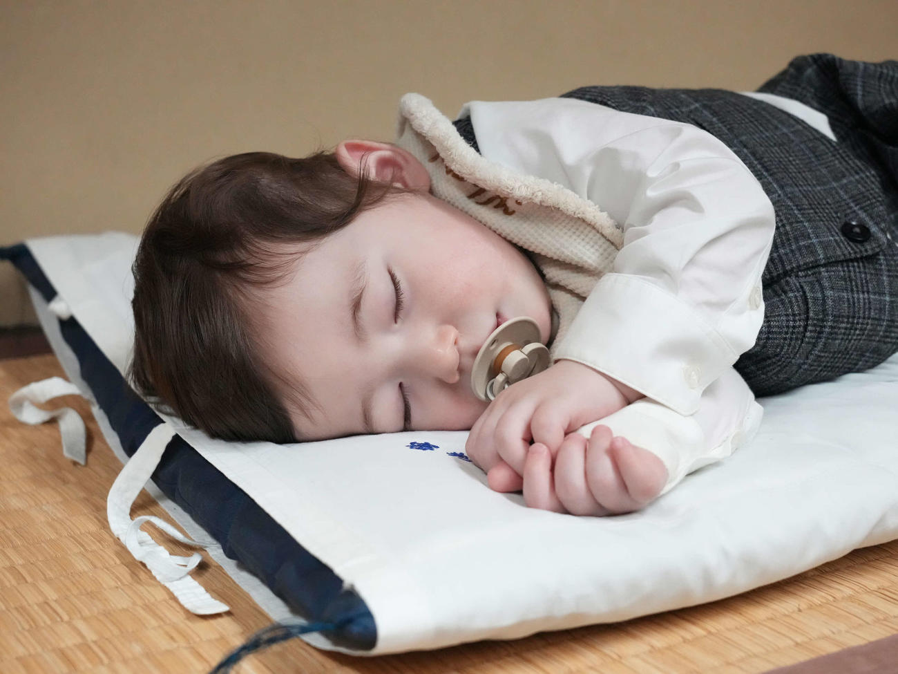 断髪式を終えた栃ノ心の整髪中にすやすや眠る長男春伶馬（はれば）くん（撮影・小沢裕）