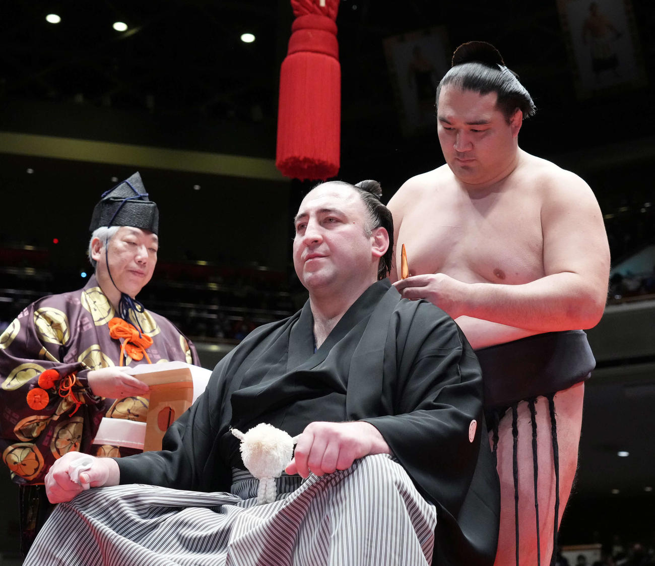 竜電（右）からはさみを入れられる栃ノ心（撮影・小沢裕）