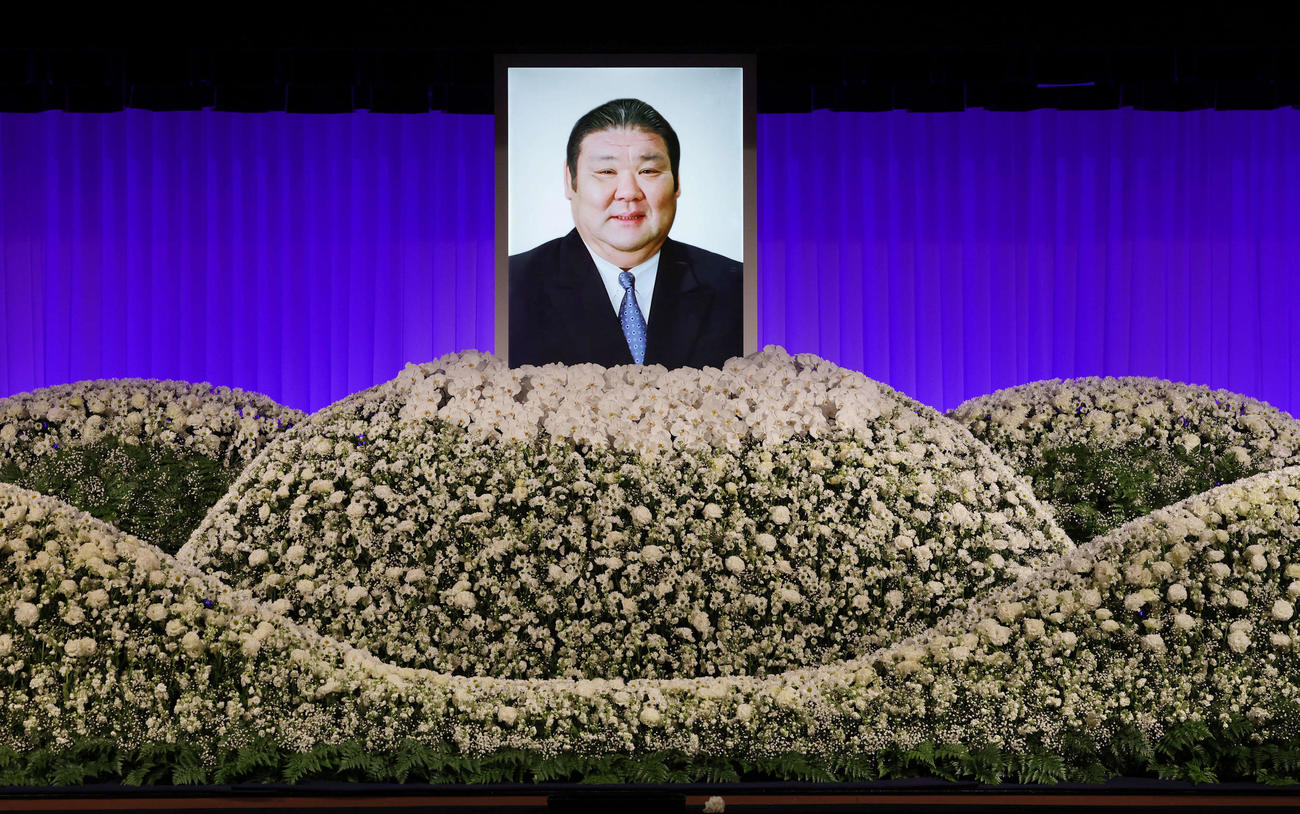 元大関朝潮太郎さん（先代高砂親方）お別れの会の祭壇（撮影・野上伸悟）