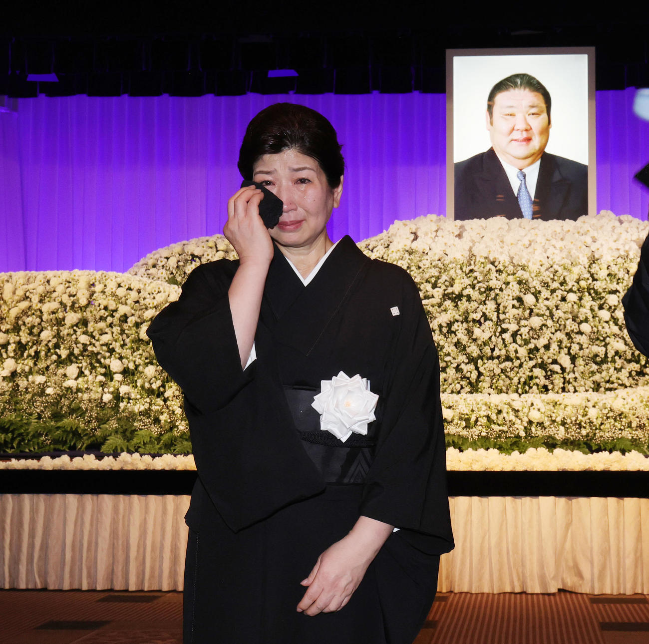 元大関朝潮太郎（先代高砂親方）お別れの会を終え取材対応する恵夫人（撮影・野上伸悟）