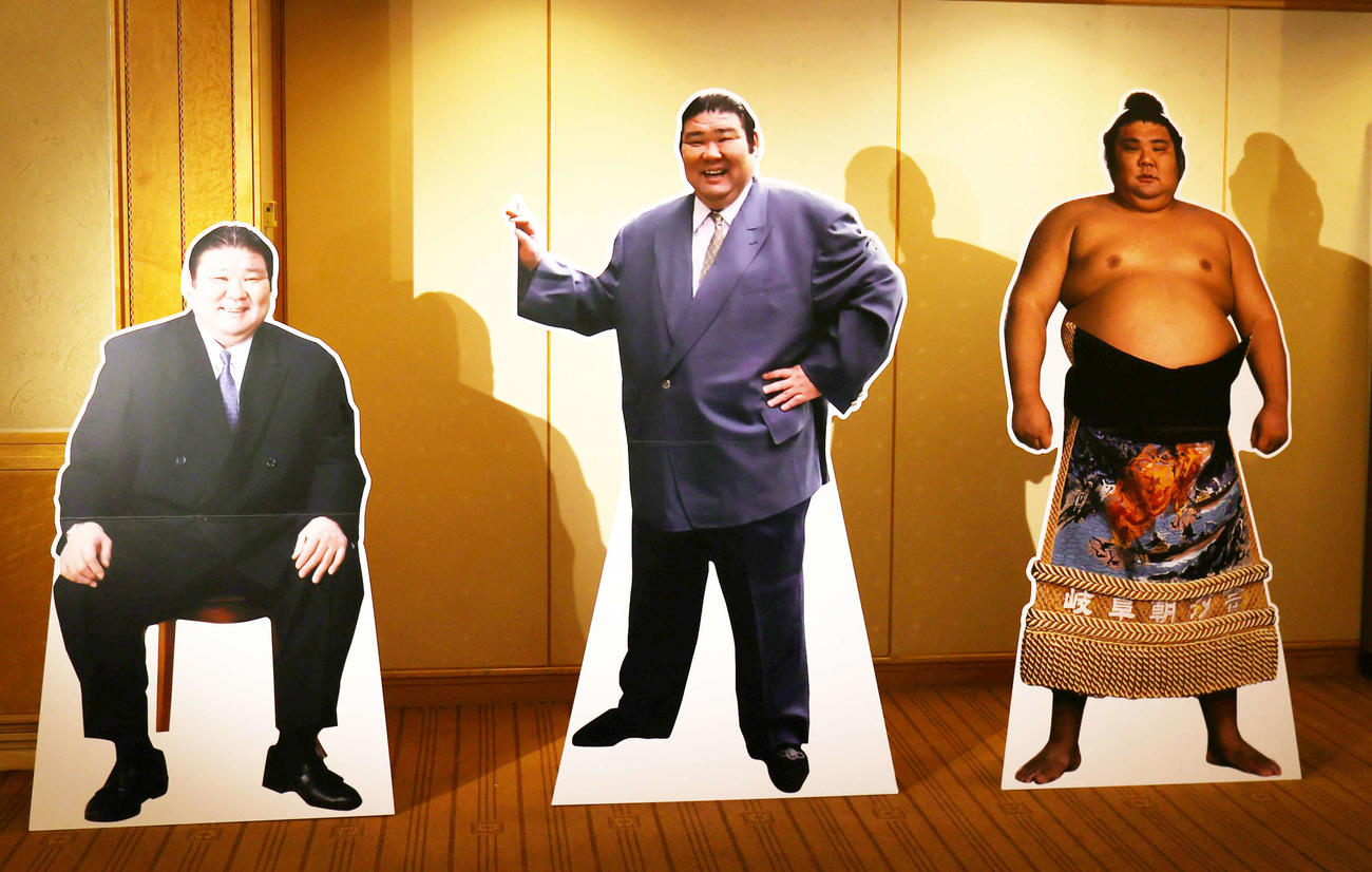 先代高砂親方（元大関朝潮）の長岡末弘さんのお別れの会で、会場に展示された等身大パネル（撮影・野上伸悟）