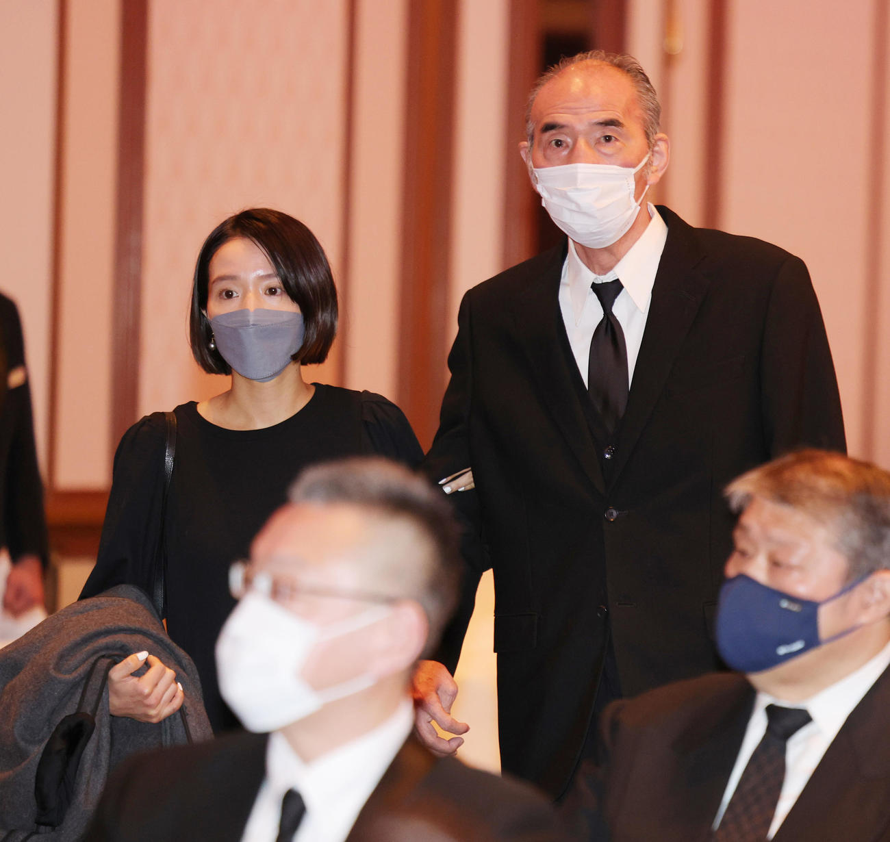 先代高砂親方（元大関朝潮）の長岡末弘さんのお別れの会に参列した元大関若嶋津の日高六男氏（右）。左は長女アイリ（撮影・野上伸悟）