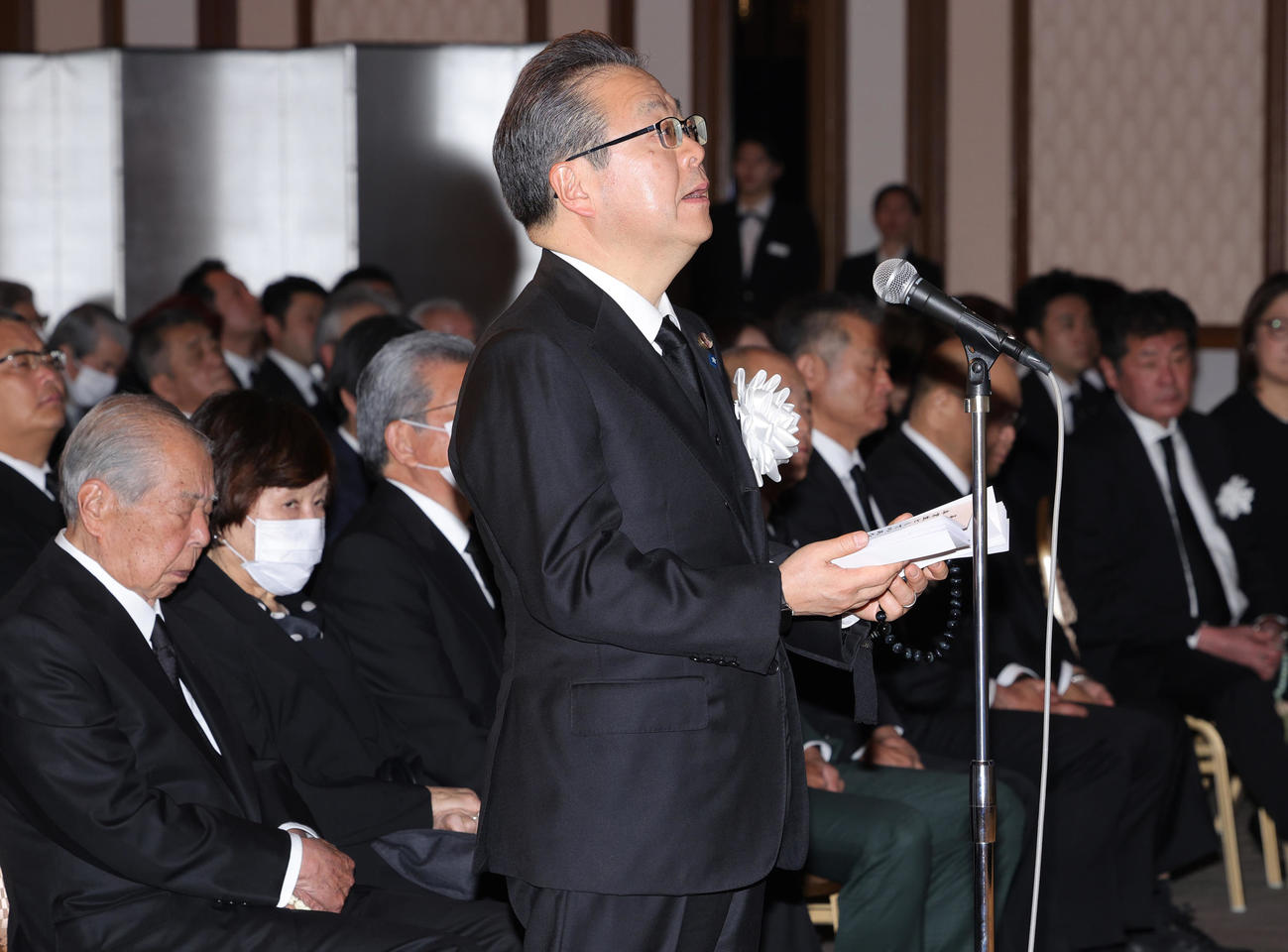 先代高砂親方（元大関朝潮）の長岡末弘さんのお別れの会で、弔辞を読む近大理事長の世耕弘成参議院議員（撮影・野上伸悟）