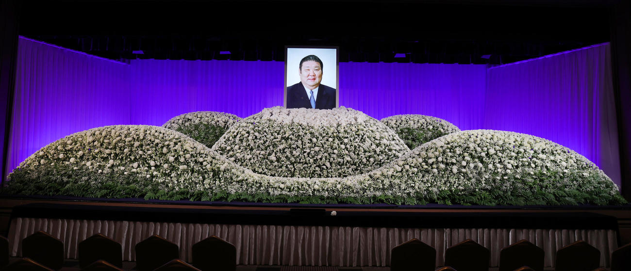 元大関朝潮太郎さん（先代高砂親方）お別れの会の祭壇（撮影・野上伸悟）