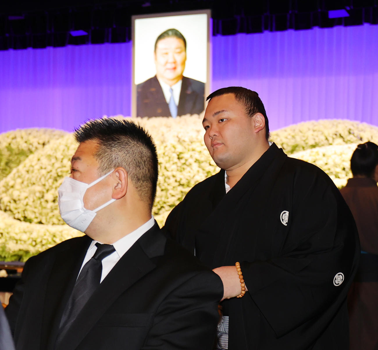 先代高砂親方（元大関朝潮）の長岡末弘さんのお別れの会に参列した朝乃山（右）（撮影・野上伸悟）
