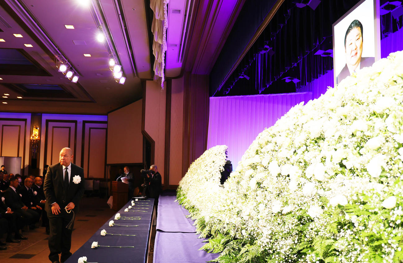 先代高砂親方（元大関朝潮）の長岡末弘さんのお別れの会に参列し、献花する日本相撲協会の八角理事長（撮影・野上伸悟）