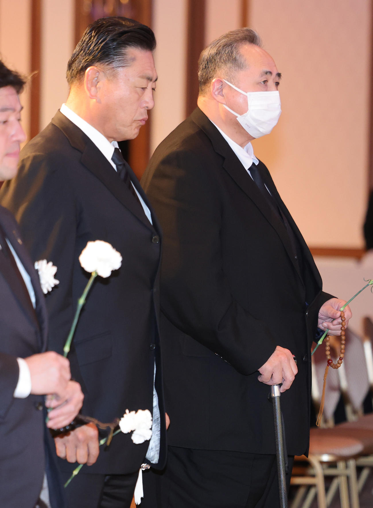 先代高砂親方（元大関朝潮）の長岡末弘さんのお別れの会に参列した陸奥親方（元大関霧島）と芝田山親方（元横綱大乃国）（撮影・野上伸悟）