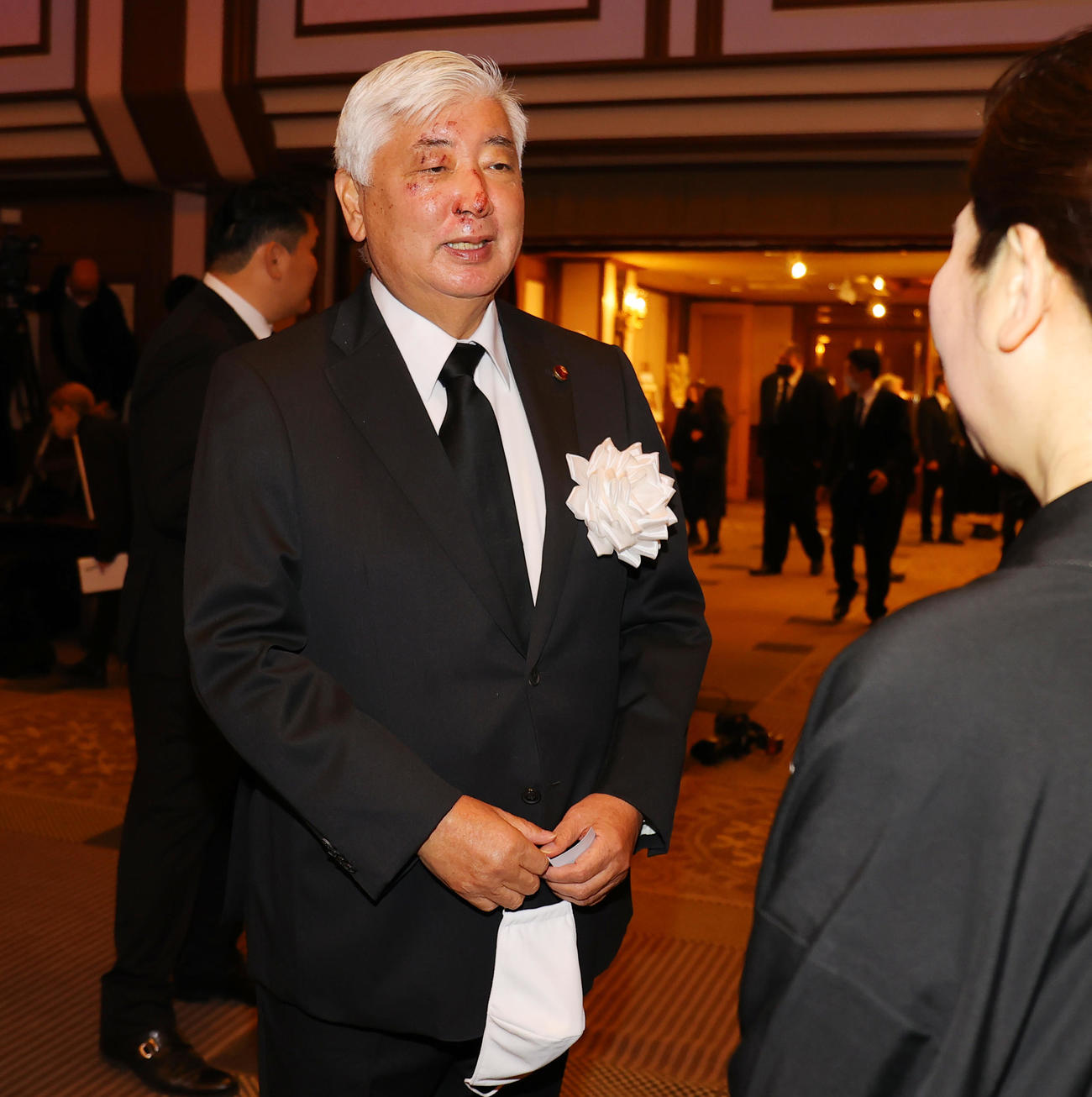 先代高砂親方（元大関朝潮）の長岡末弘さんのお別れの会に参列し、喪主で夫人の長岡恵さん（右）にあいさつする中谷元衆議院議員（撮影・野上伸悟）
