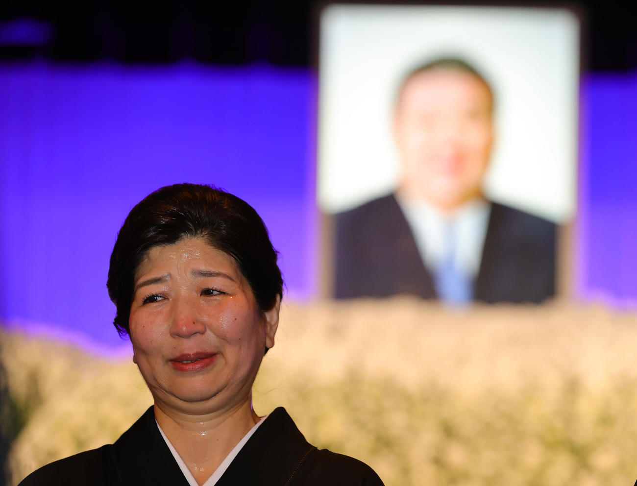 先代高砂親方（元大関朝潮）の長岡末弘さんのお別れの会を終え、涙ながらに取材対応する夫人の恵さん（撮影・野上伸悟）