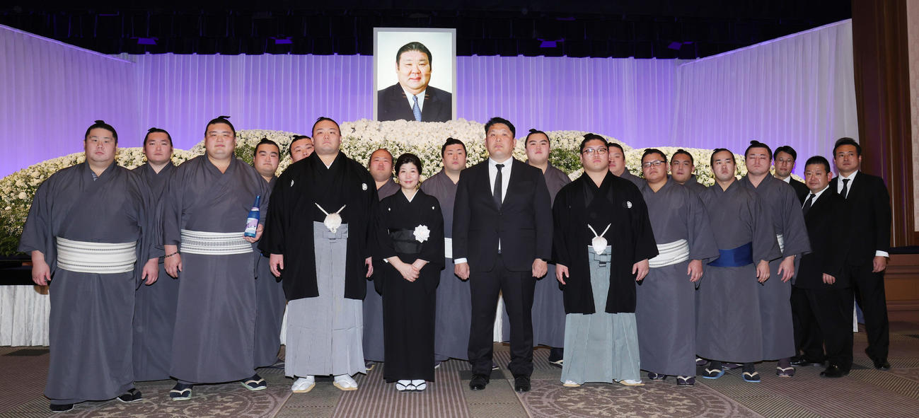 先代高砂親方（元大関朝潮）の長岡末弘さんのお別れの会を終え、祭壇の前に集まる高砂部屋の力士たち。前列左3人目から朝乃山、恵夫人、高砂親方、朝紅龍（撮影・野上伸悟）