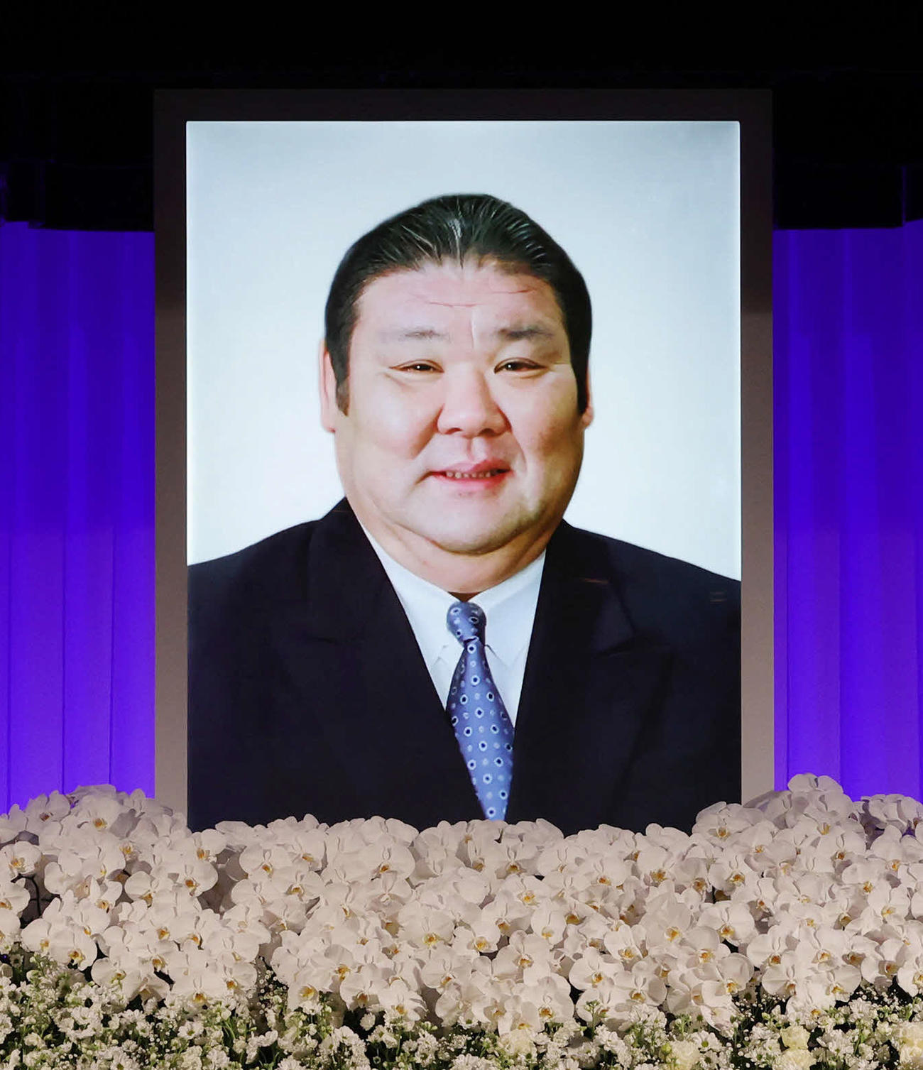 祭壇に飾られた元大関朝潮太郎さん（先代高砂親方）の遺影（撮影・野上伸悟）