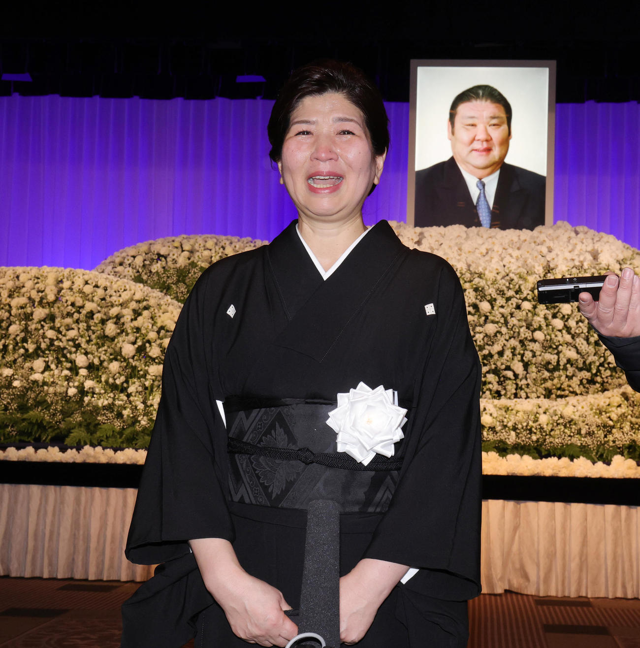 先代高砂親方（元大関朝潮）の長岡末弘さんのお別れの会を終え、取材対応する恵夫人（撮影・野上伸悟）