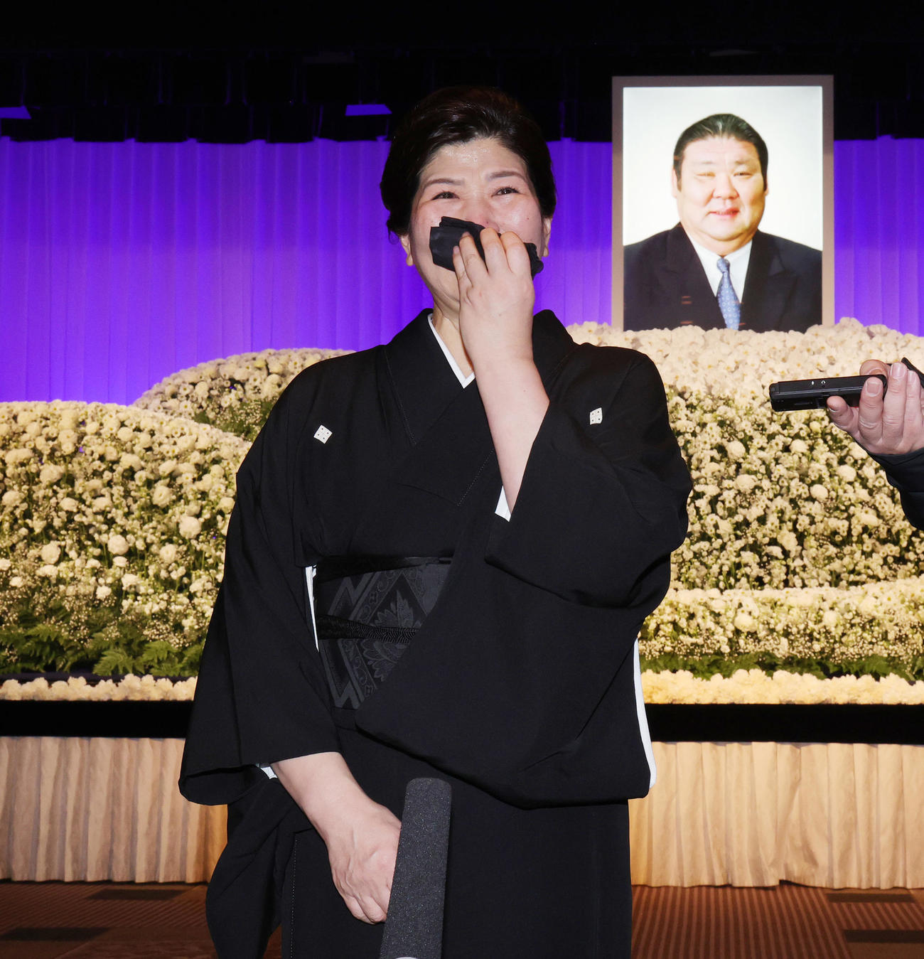先代高砂親方（元大関朝潮）の長岡末弘さんのお別れの会を終え、取材対応する恵夫人（撮影・野上伸悟）