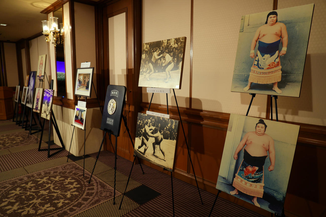 元大関朝潮（先代高砂親方）の長岡末弘さんお別れの会で、会場に展示された写真（撮影・野上伸悟）