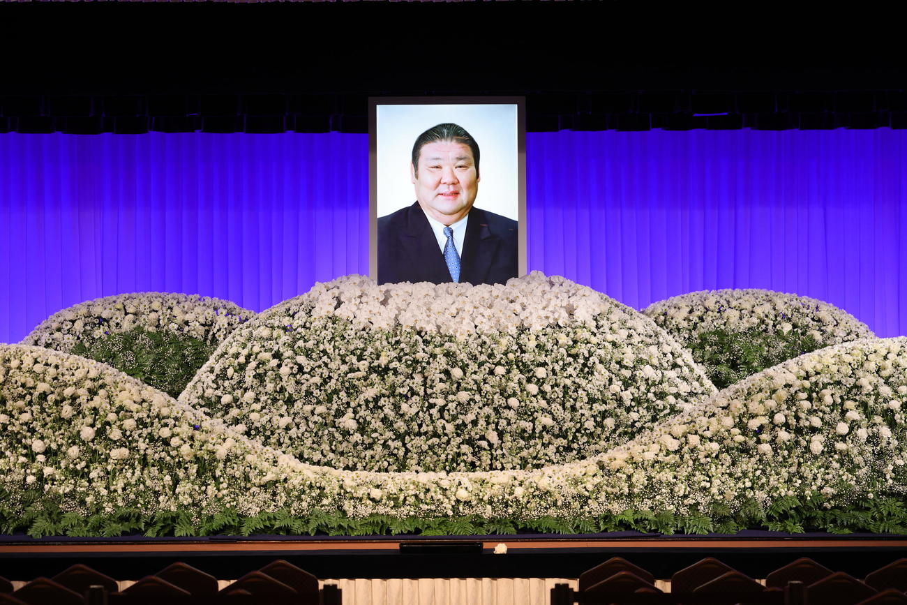 元大関朝潮太郎さん（先代高砂親方）お別れの会の祭壇（撮影・野上伸悟）