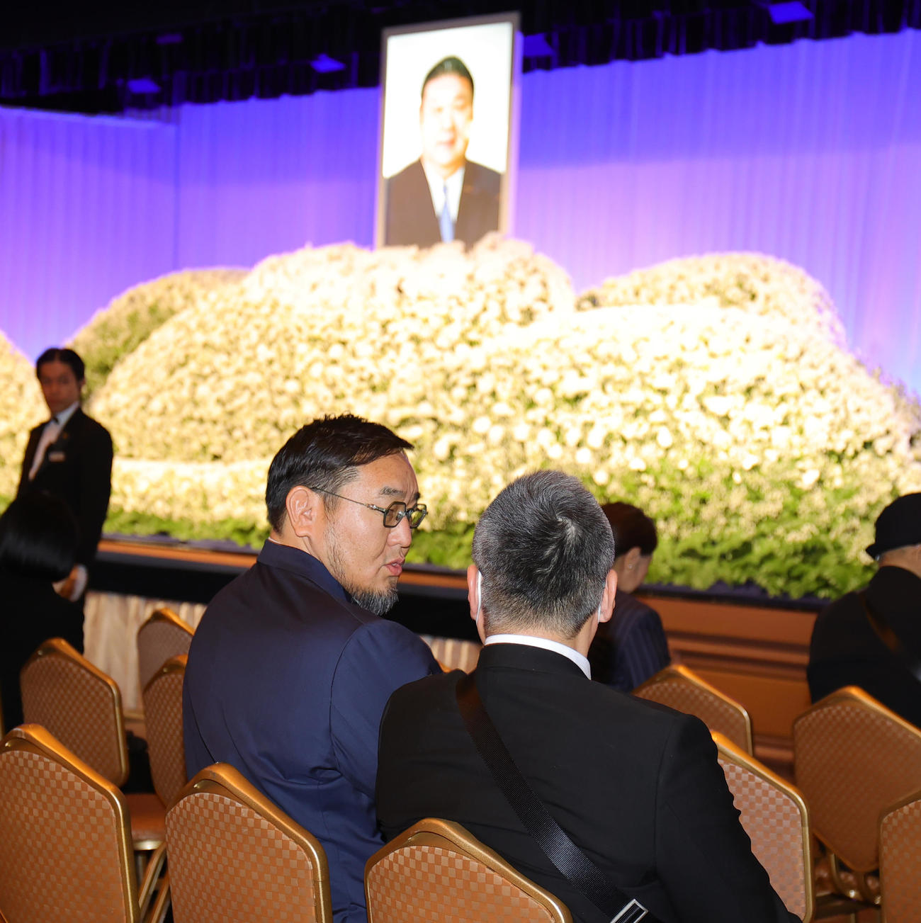 先代高砂親方（元大関朝潮）の長岡末弘さんのお別れの会に参列した元横綱朝青龍のドルゴルスレン・ダグワドルジ氏（左）（撮影・野上伸悟）