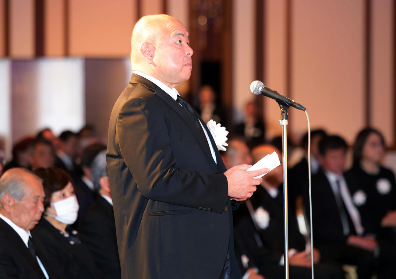 先代高砂親方（元大関朝潮）の長岡末弘さんのお別れの会で、弔辞を読む日本相撲協会の八角理事長（撮影・野上伸悟）