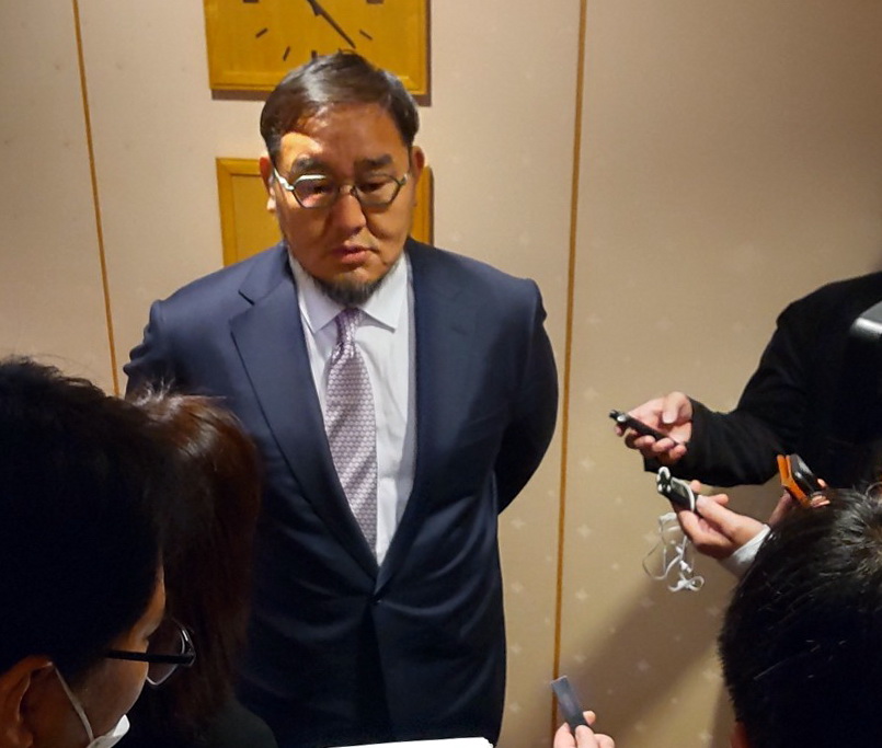 師匠のお別れ会に駆けつけ取材に応じる元朝青龍のドルゴルスレン・ダグワドルジ氏